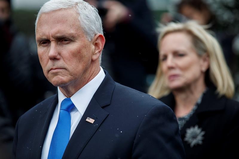 El vicepresidente de EU, Mike Pence, habló con el presidente de la Asamblea Nacional de Venezuela, Juan Guaidó, para elogiar su "valiente liderazgo". 