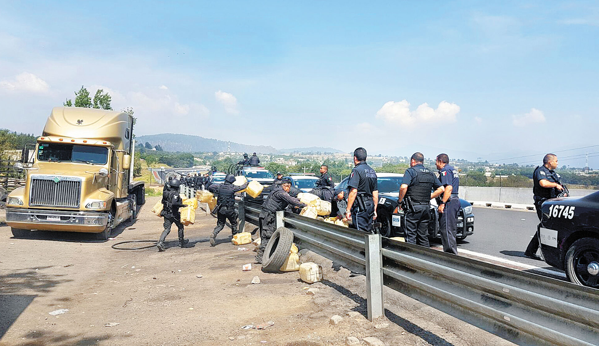 Decomiso de combustible robado en Puebla, uno de los estados donde más se saquean ductos de Pemex. (Especial)