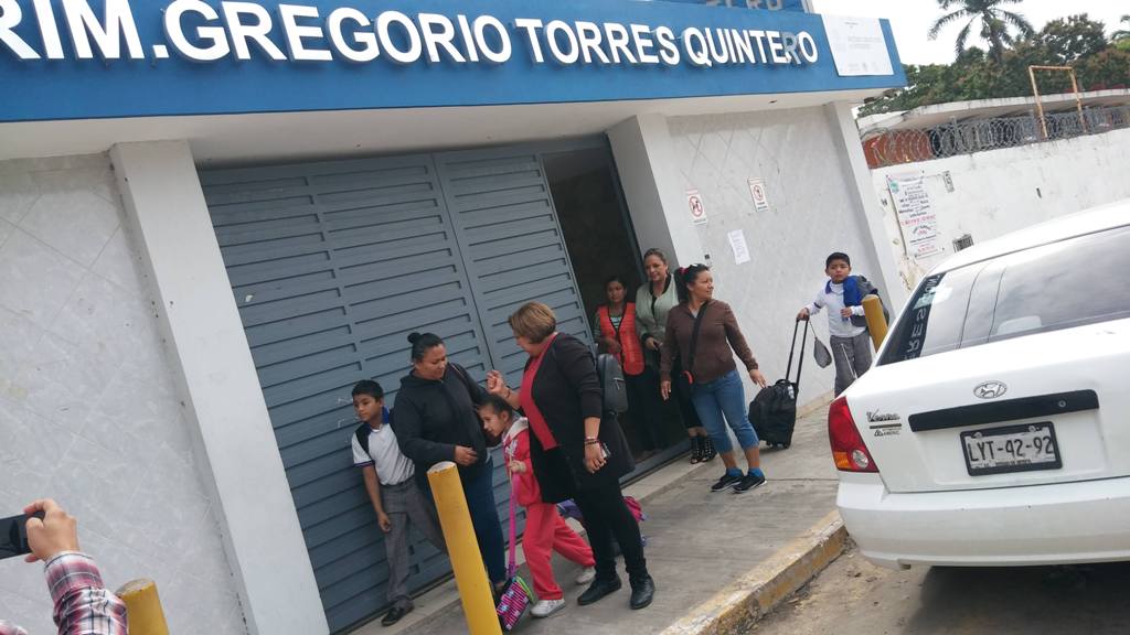 Padres de familia vigilan escuelas.