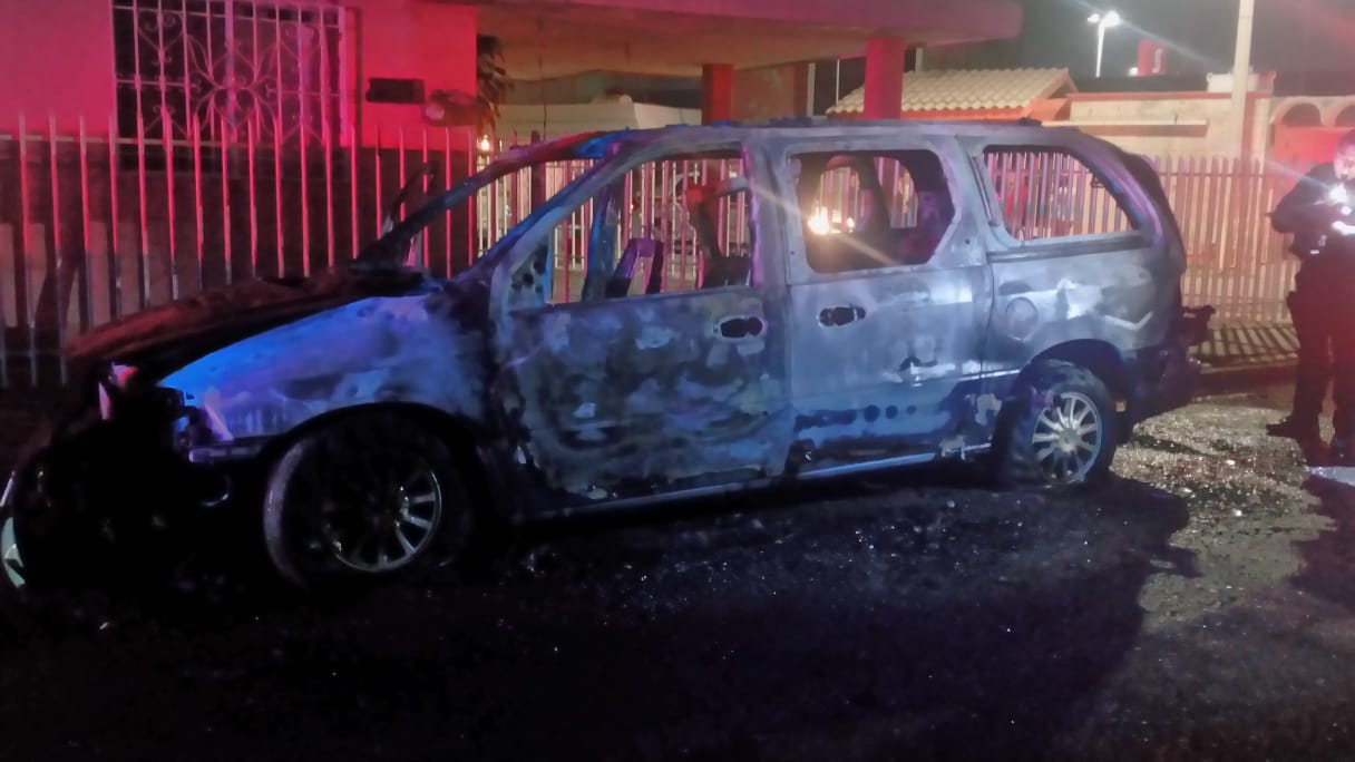 Los vecinos llamaron al 911 luego de ver que las llamas alcanzaron los 5 metros de altura. (Especial)