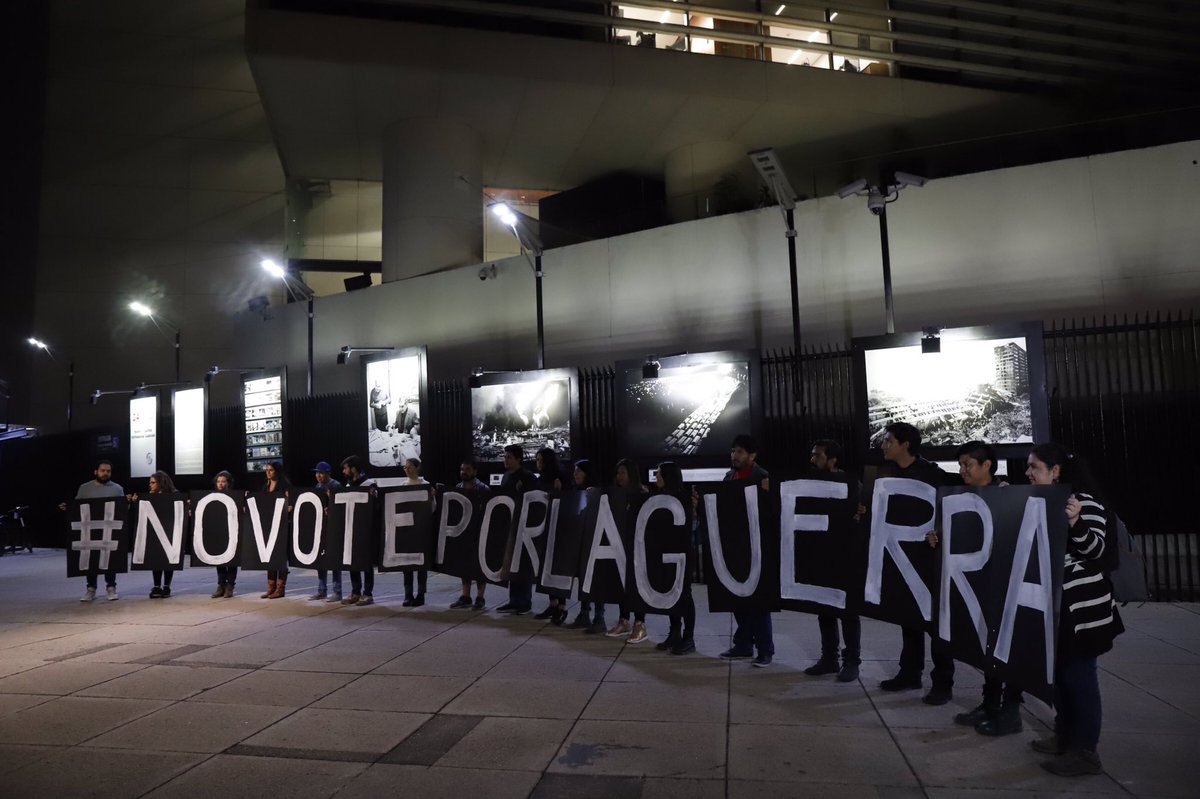 Activistas realizan una protesta simbólica contra la aprobación de la Guardia Nacional.
