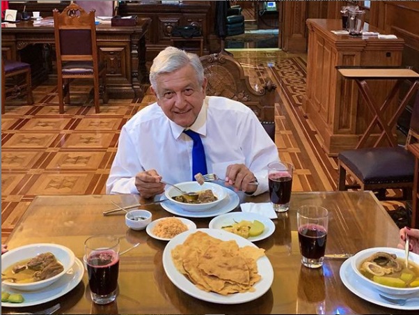 Andrés Manuel López Obrador compartió en Instagram su comida desde Palacio Nacional. (Instagram)