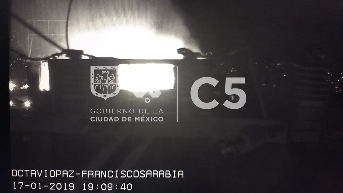 Bomeros ya trabajan en el lugar para controlar incendio. (Tomadao del C5)