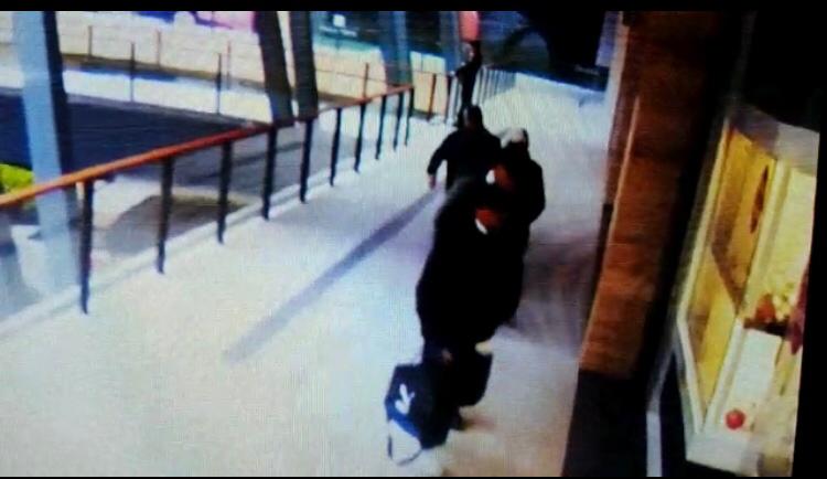 Las cámaras de video vigilancia del centro comercial captaron el momento en el que sujetos armados ingresaron al establecimiento. (Cortesía)