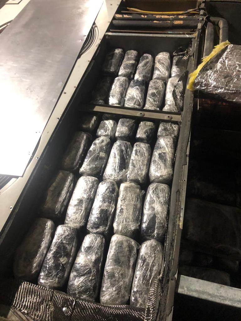 En el contenedor con el equipo de aire se encontró la mariguana (Cortesía)