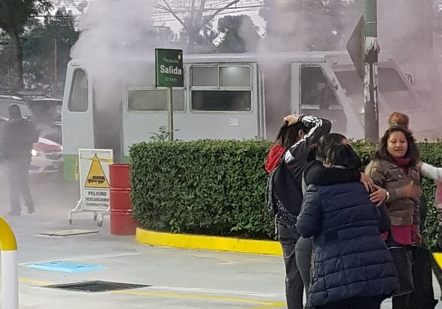 El microbús se incendió sobre la avenida Tasqueña. | Especial