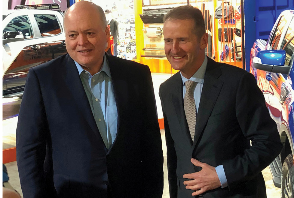 Herbert Diess y Jim Hackett, directores ejecutivos de VW y Ford respectivamente, anunciaron la alianza para producir vehículos comerciales y camioneta