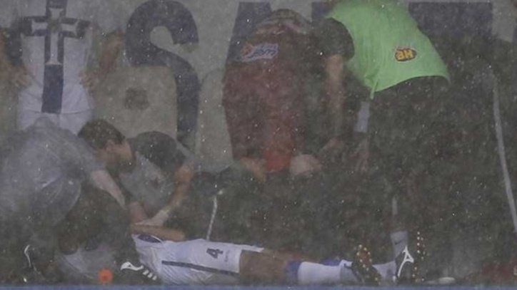 Jugador es alcanzado por un rayo en el futbol de Brasil (Especial)