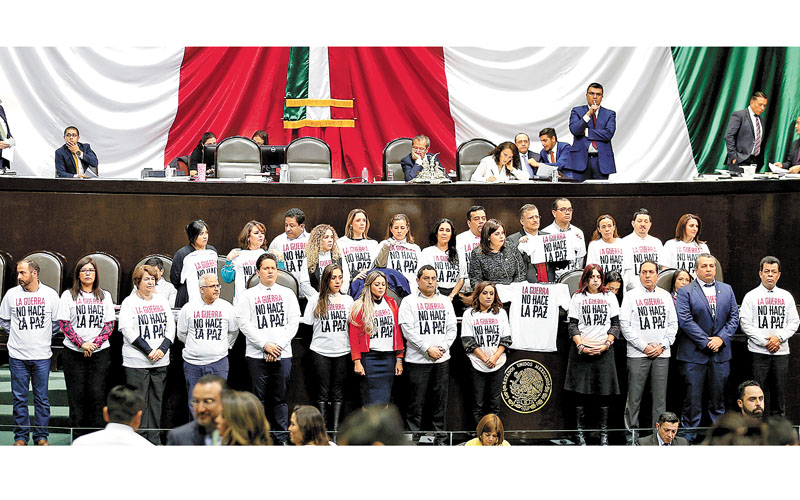 Legisladores de oposición se manifestaron en la tribuna de San Lázaro contra la corporación. (Héctor Téllez)