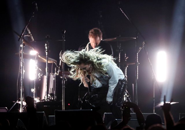 Miley Cyrus interpretó en honor al músico/Reuters