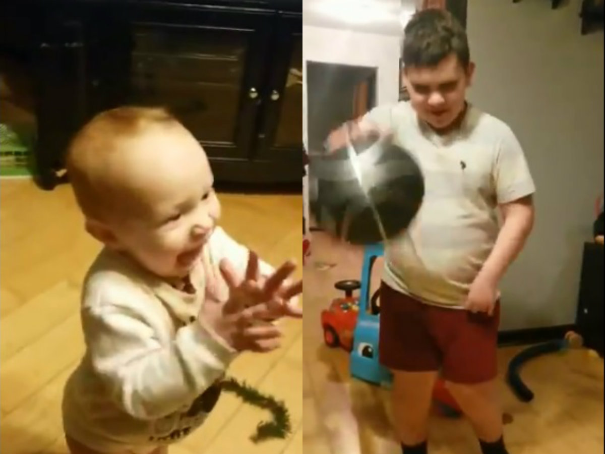 La porra de un bebé a su hermano con parálisis cerebral mientras bota un balón (Especial)