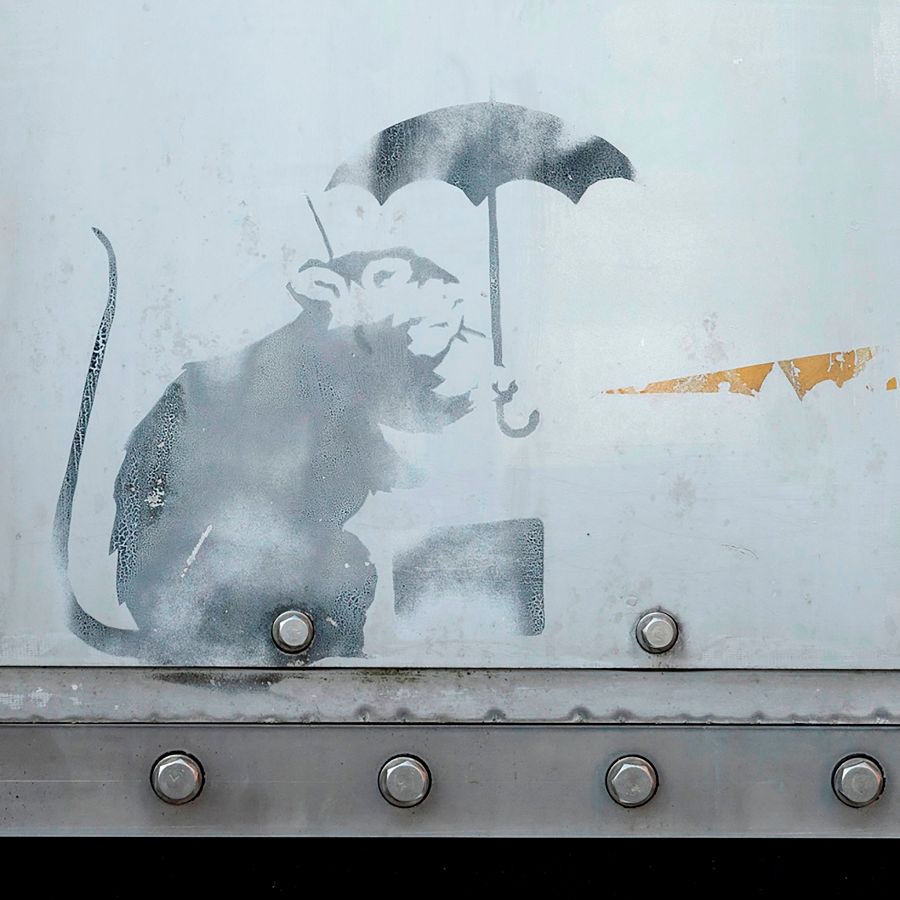 Una rata con sombrilla, ¿la nueva obra de Banksy en Japón? (AFP)