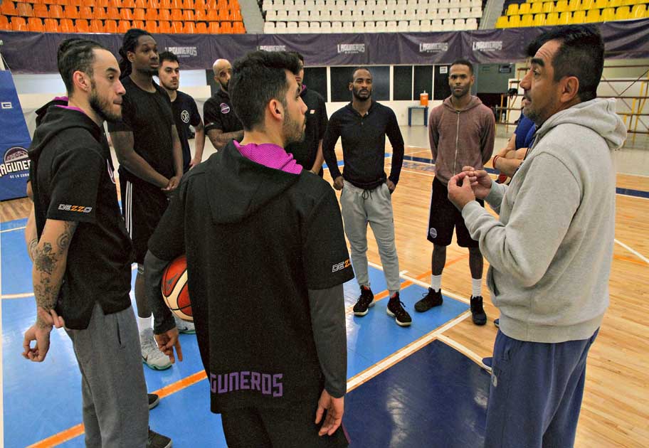 'Veneno' Contreras es el nuevo head coach de Laguneros. (Manuel Guadarrama)