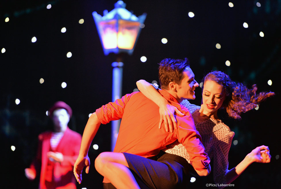 Cabaret Lido de París es el primer espectáculo cabaret en emplear todo el tiempo efectos visuales vanguardistas que se proyectan en cinco pantallas de