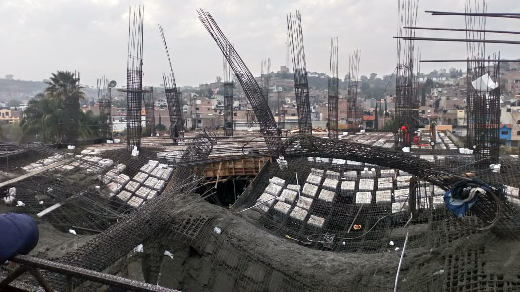 El derrumbe tuvo lugar en la construcción de un centro comercial en Lagos de Moreno (Cortesía)
