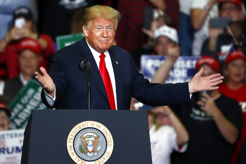 Donald Trump dijo que planea hacer un "anuncio importante" el sábado sobre el cierre de gobierno. (AP)