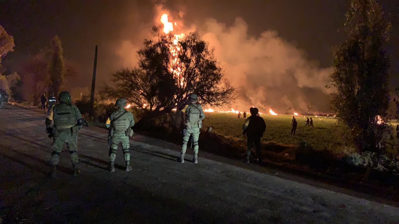 Elementos del Ejército se encuentran en la zona donde explotó la toma clandestina en Hidalgo. (Especial)