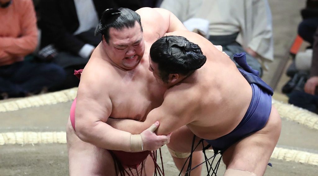 Kisenosato (rojo) en combate durante el Grand Sumo 2019 (AFP)