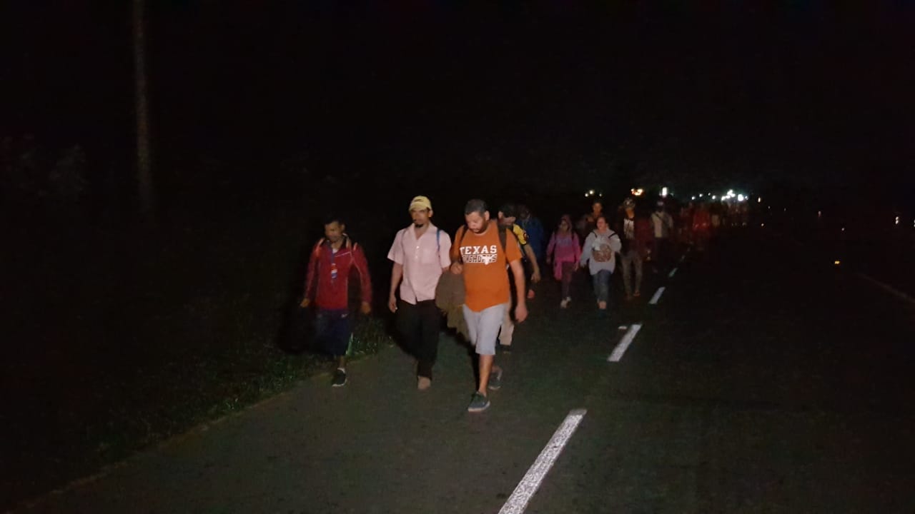 Alrededor de 2 mil personas ingresaron por la fuerza el punto fronterizo Rodolfo Robles (Abraham Jiménez)