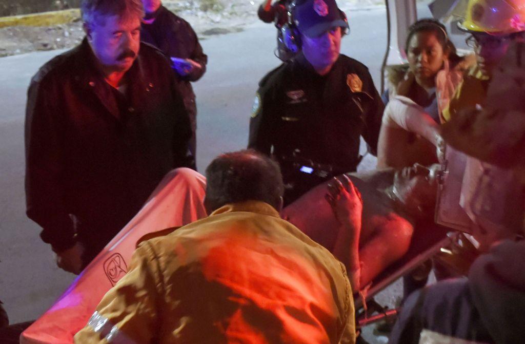 Una persona lesionada por la explosión en Hidalgo es trasladada a un hospital en la Ciudad de México. (AFP)