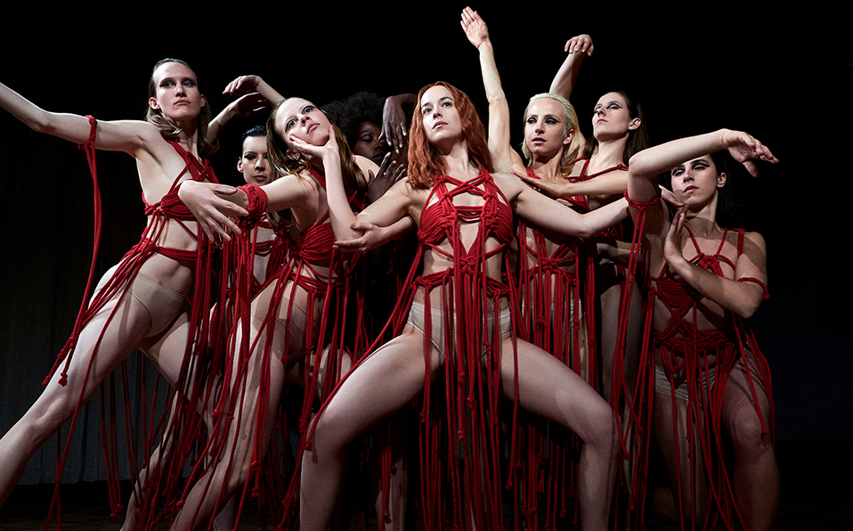 "Más que un remake, 'Suspiria' es como otra visión de los mismos hechos macabros de Alemania en el otoño de 1977" (Foto. First Sun)