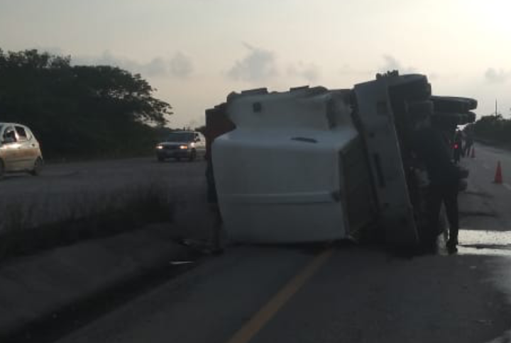 Tráiler cargado de grava sufrió volcadura.