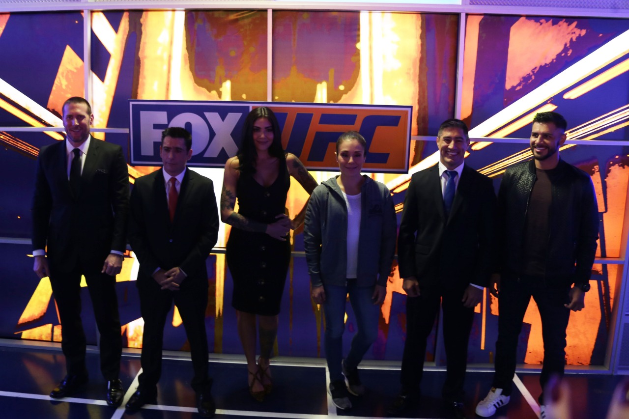 Yair Rodríguez y Alexa Grasso con el equipo de Fox Sports (Carlos Contreras Legaspi)