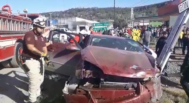 El conductor del automóvil fue trasladado estable a un hospital. (Especial)