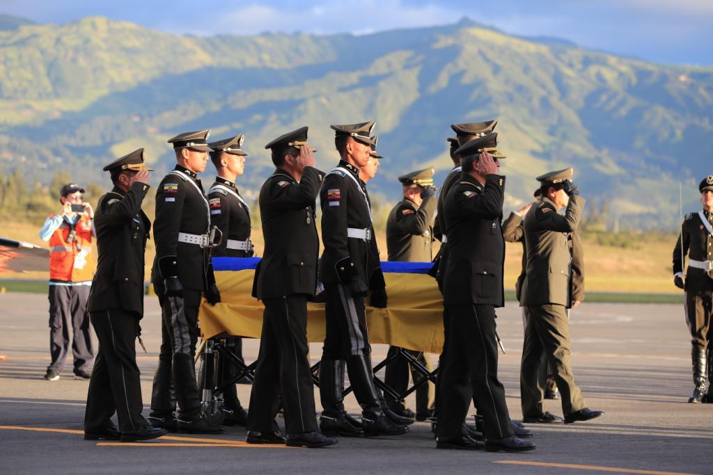 Ecuador recibe con honores los restos de cadete fallecida en ataque de Bogotá (EFE)