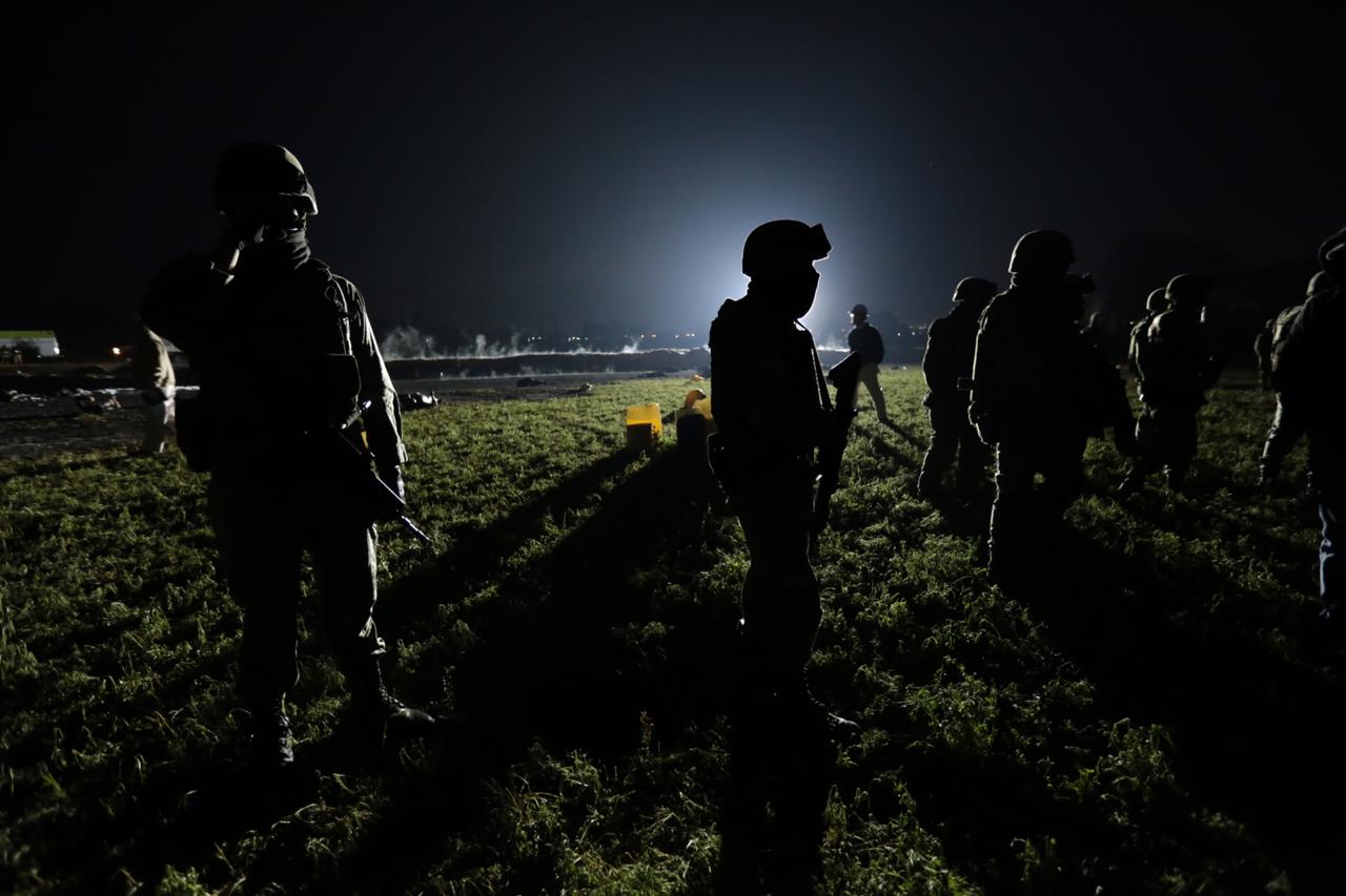 Elementos del Ejército resguardan la zona de la explosión. (Jesús Quintanar)