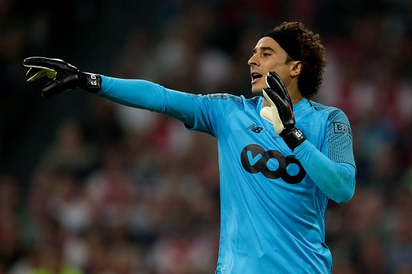 Guillermo Ochoa fue titular en el triunfo del Standard Lieja (Twitter @StandardLiegeES)