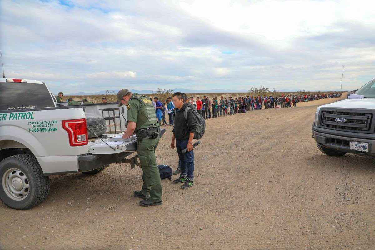 Fueron llevados a Yuma tras haber ingresado al país desde el lunes. (Oficina de Aduanas y Protección Fronteriza / AP)