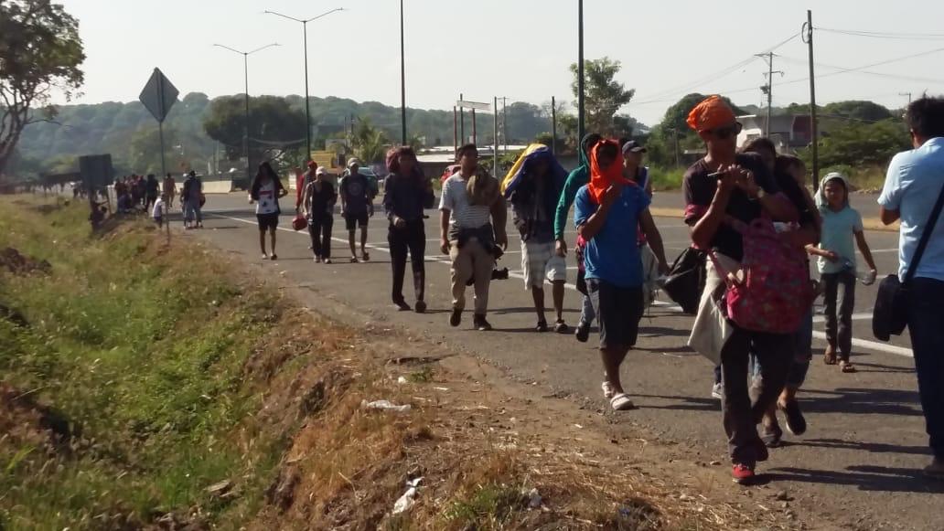 Los migrantes avanzan hacia Huixtla. (Abraham Jiménez)