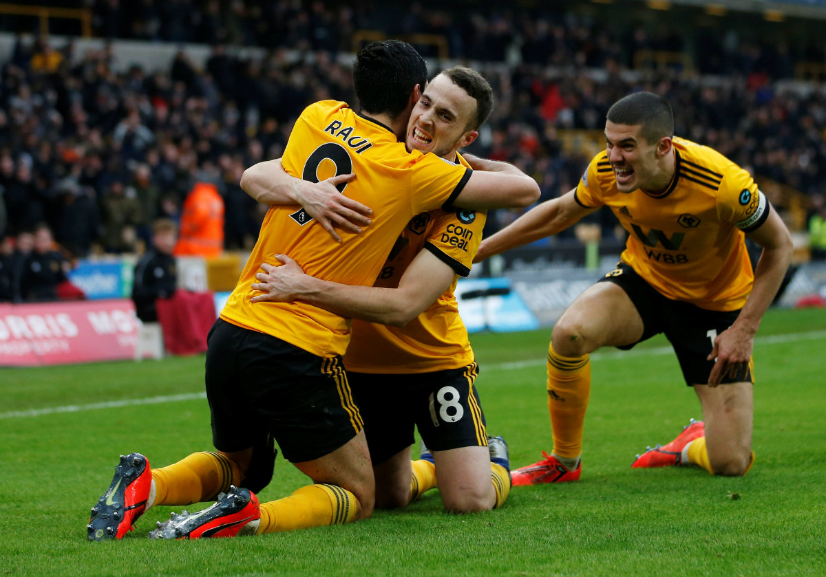Raúl Jiménez celebra tras dar una asistencia en la victoria del Wolverhampton (Reuters)