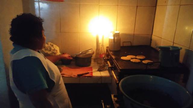Restaurantes se apoyan con velas para atender a clientes tras apagones en la Zona Centro de Tampico (Jesús Alberto García)