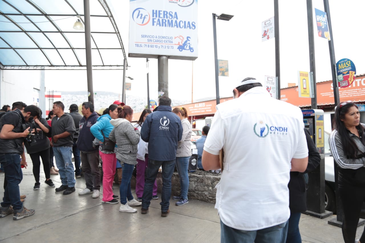Visitadores de la CDHEH se acercan para llevar a cabo la inspección sobre el trato que han recibido los familiares. (Maribel Calderón)