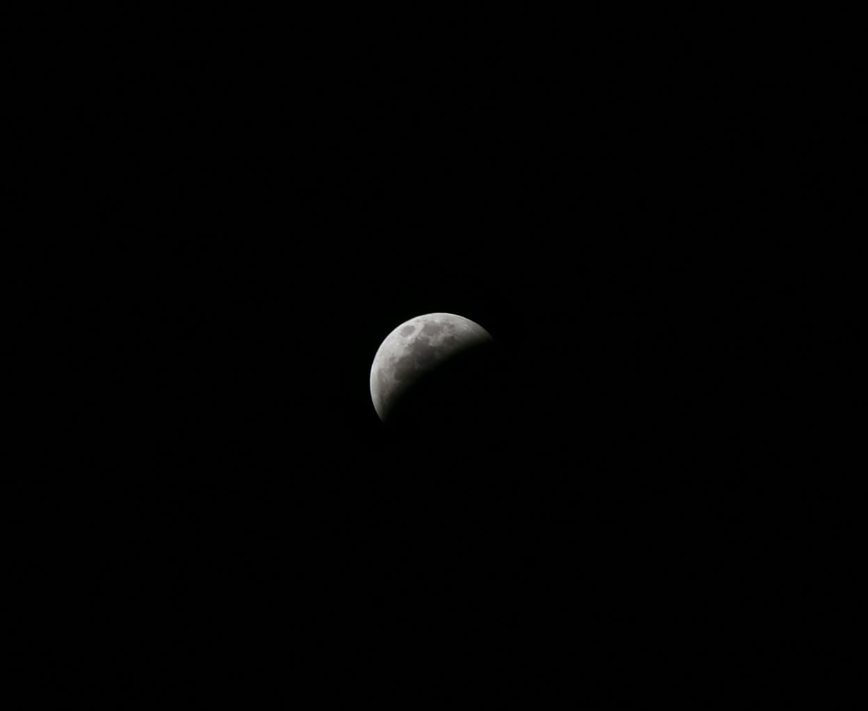 El eclipse de Luna llegará a su punto máximo a las 23:12 horas. (Juan Carlos Bautista | Milenio)