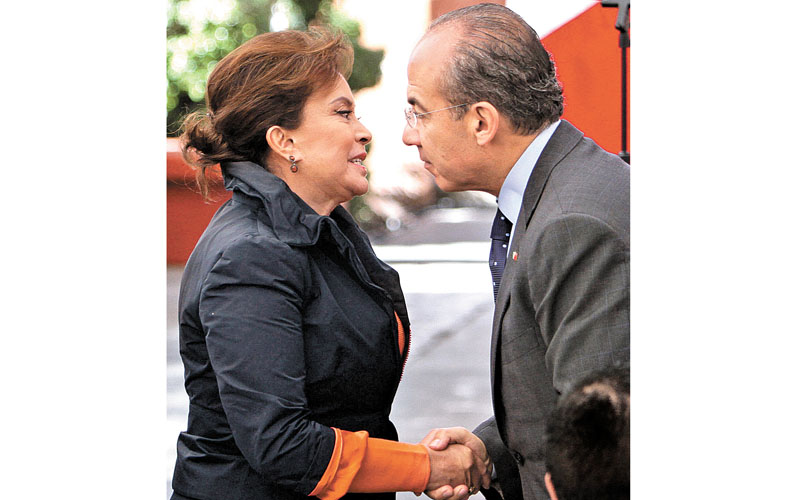 Elba Esther Gordillo y Felipe Calderón se saludan en un acto realizado en 2012. (Héctor Téllez)