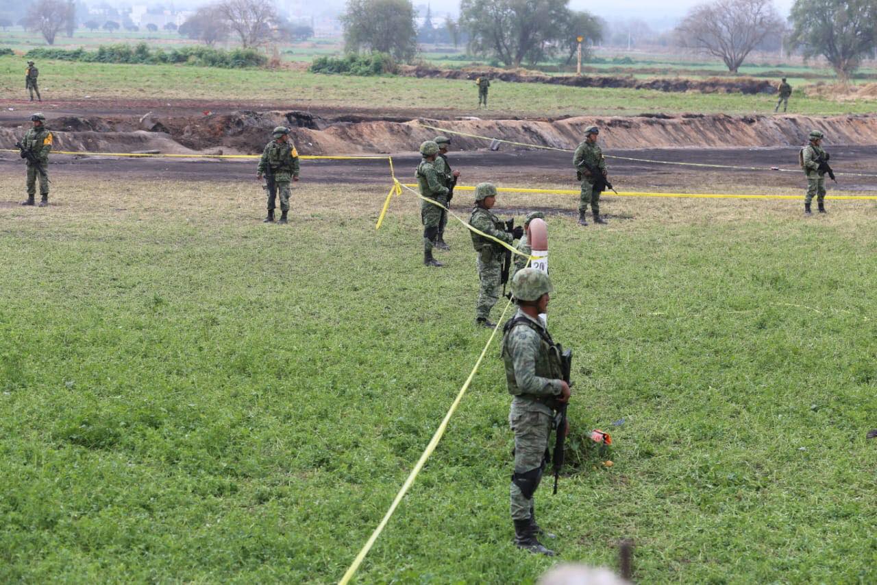 Elementos del Ejército resguardan área de toma clandestina en Tlahuelilpan. (Jorge Sánchez)