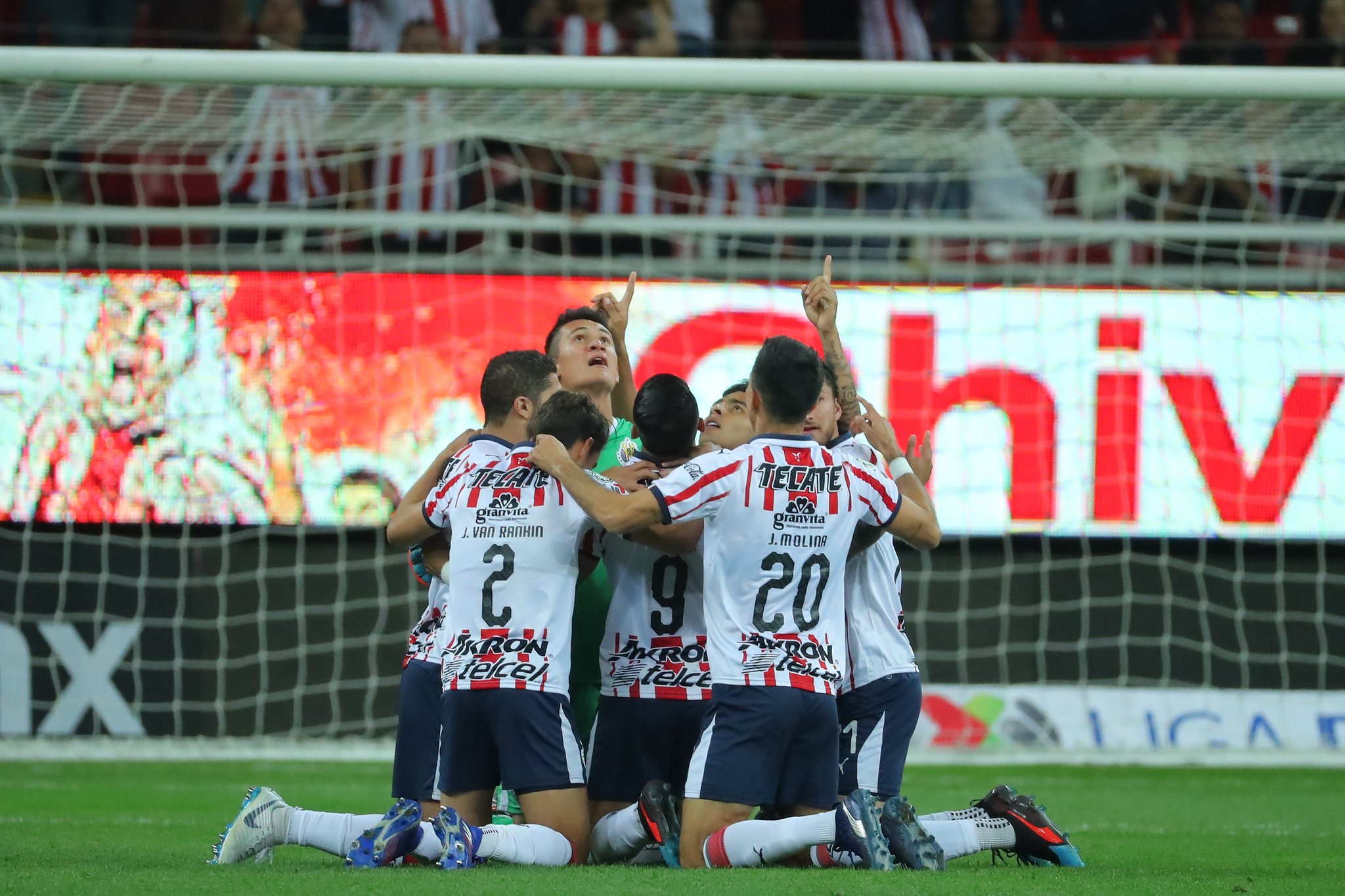 Los jugadores de Chivas celebraron con Gudiño (Twitter: Chivas)