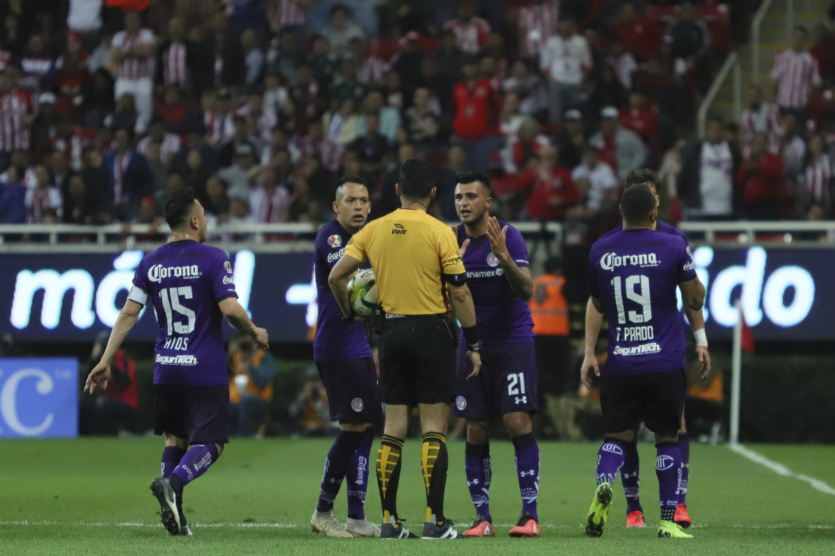 Jugadores de Toluca reclaman al árbitro tras anular el gol de Triverio (Imago7)