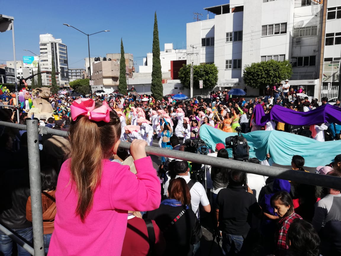 Leoneses disfrutan del desfile (Bryam Torres)
