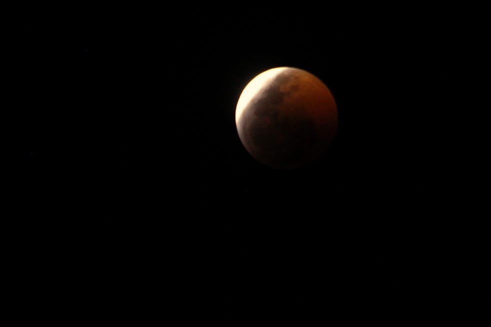 La Luna se comienza a teñir de rojo; su punto máximo será a las 23: 12 horas (Andrés Lobado)