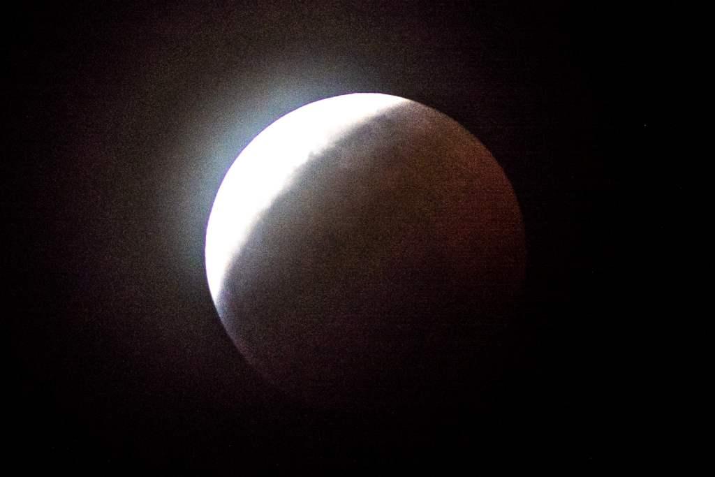 La Luna se comienza a teñir de rojo; su punto máximo será a las 23: 12 horas (Andrés Lobado)