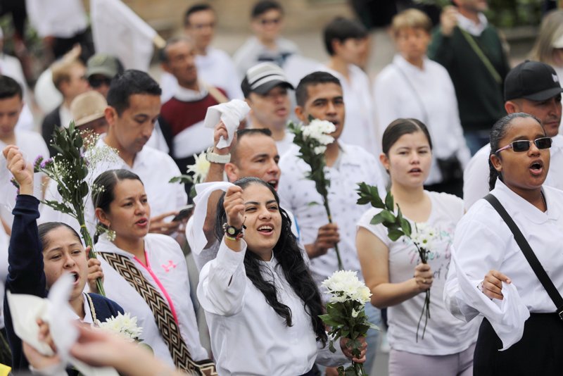 Miles de los asistentes portaron rosas blancas.