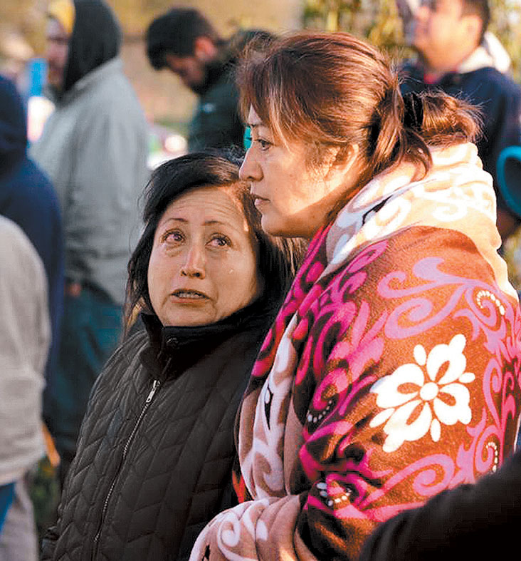 Mujeres esperan noticias de familiares. (Jesús Quintanar)