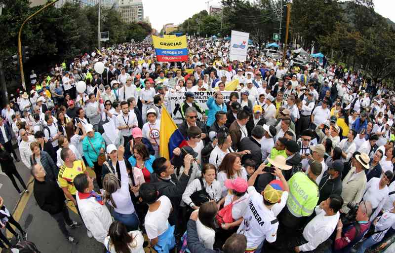 Entre la multitud se observan pancartas con frases como "No queremos más héroes caídos. Policía Nacional, Colombia está contigo", "No al terrorismo", 