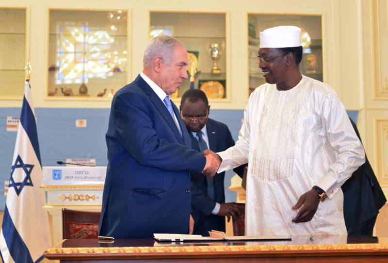 El presidente de Chad, Idriss Déby (izq.) y el primer ministro israelí, Benjamin Netanyahu durante la firma del acuerdo. (AFP)