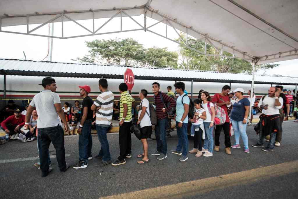 En el puente internacional entre México- Guatemala se instaló un albergue para atender a los migrantes. AFP