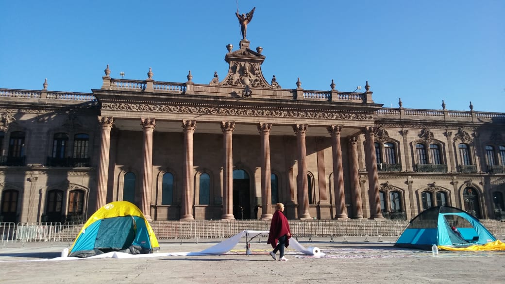 En los accesos a Palacio se encuentran los elementos de Seguridad Pública que siempre resguardan el Palacio. (Foto: Eduardo Mendieta)